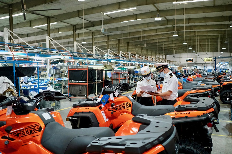 图为钱江海关关员在春风动力开展业务调研01