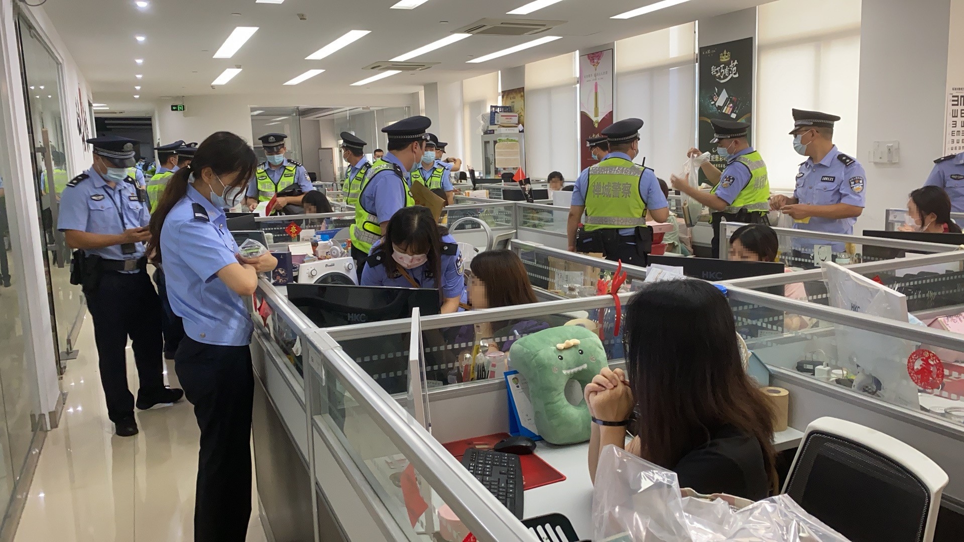 1612152792038032732.jpg 2020年7月1日,佛山市公安局组织警力对“卡维达”特大网络传销案开展收网行动。.jpg