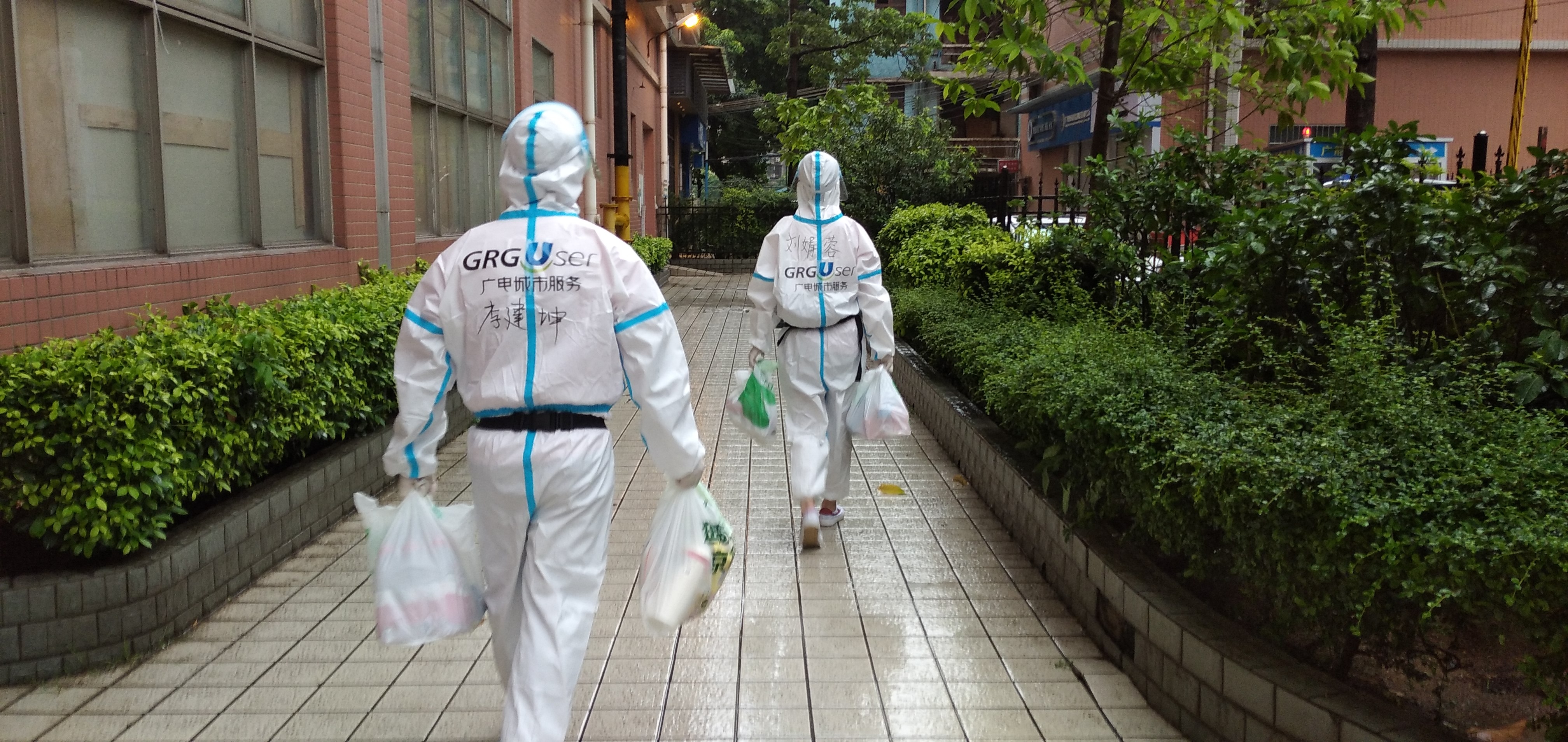 广电城市服务战疫先锋队为居民配送物资 (3).jpg