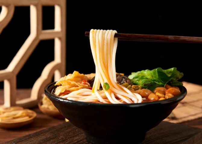 新知达人, 餐饮上市潮来了，“老乡鸡们”能否避开海底捞的困境？