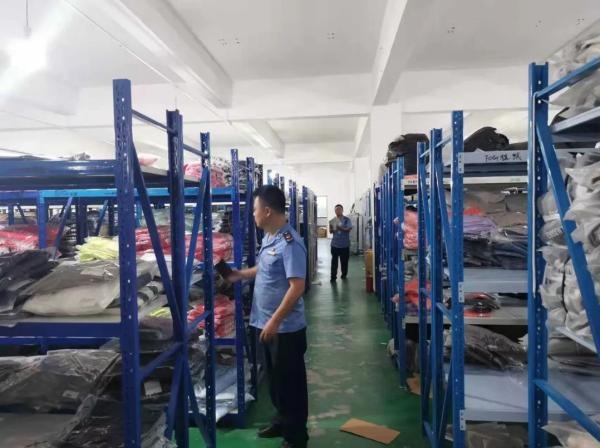 网店仓库执法现场