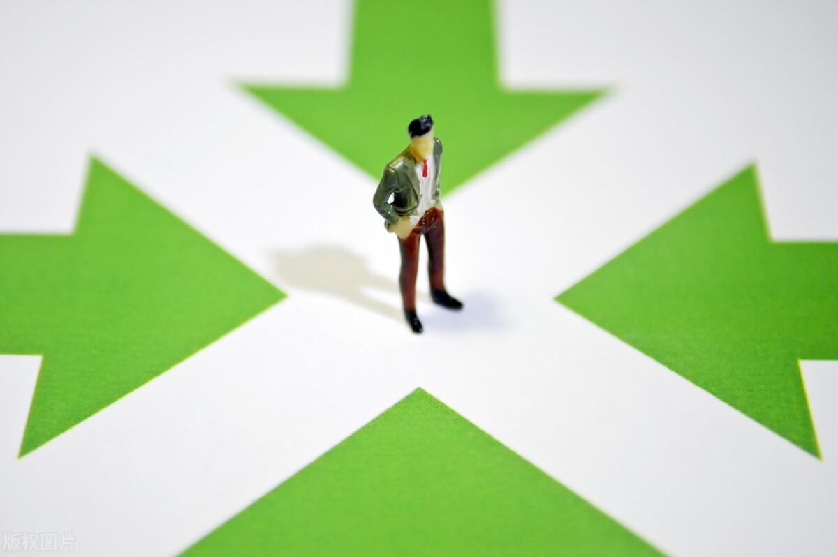 新能源基金接连回调，2022年还能再次“火”起来吗？