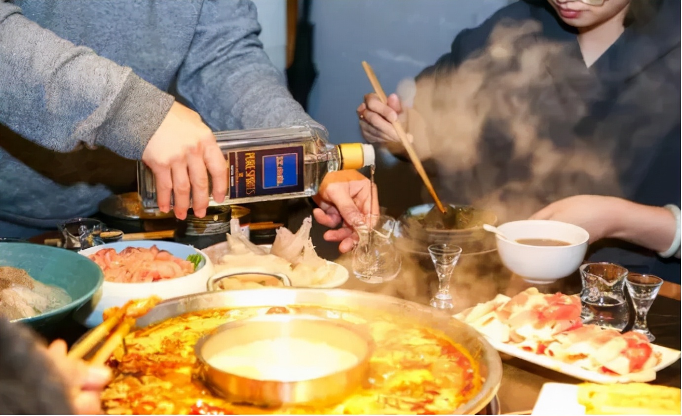 赠送100万瓶白酒，江小白失去年轻人后，能够留住中年大叔吗？