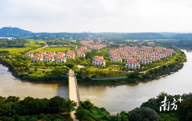 依山傍水的遂溪县官湖村,近年来积极引进乡村旅游、新型种植产业。郭龙碧 摄