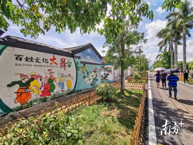 南山乙村漂亮的壁画和道路。李嘉斌 摄