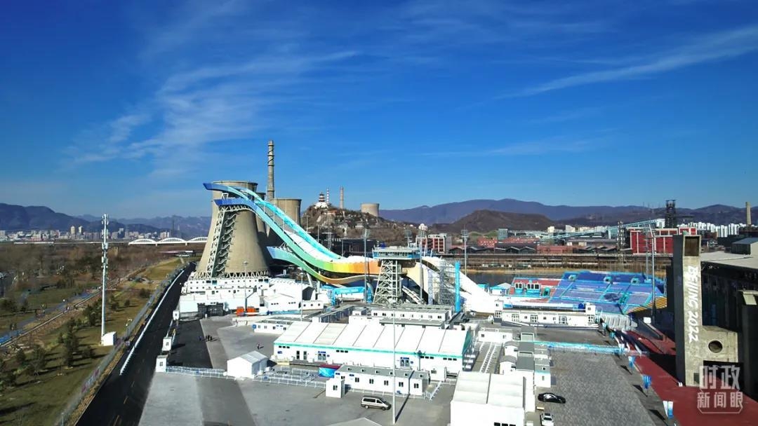 首钢滑雪大跳台的造型设计融入了敦煌壁画中的“飞天”元素,建筑曲线优美、流畅。(总台央视记者刘岳拍摄)