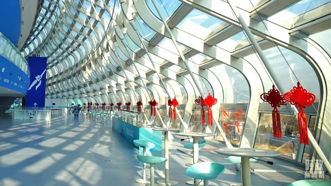 2022年北京冬奥会将在农历大年初四开幕,寓意吉祥喜庆的中国结提前装点“冰丝带”。(总台央广记者潘毅拍摄)