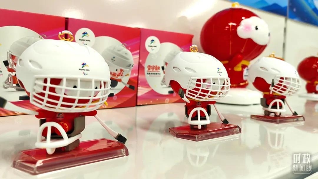 冬奥村特许商品零售店内,冬残奥会吉祥物“雪容融”冰球运动文创产品亮相。(总台央视记者钟锋拍摄)