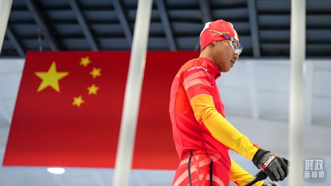 越野滑雪队运动员登上六自由度训练测试台。这项训练能提供赛道起伏等空间模拟,让运动员的体感更加真实。(总台国广记者李晋拍摄)