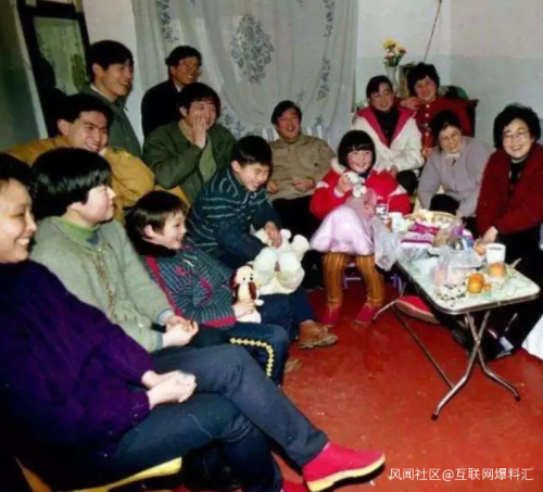 外卖吃七天、开黑到天亮,年轻人的过年姿势把人看傻了