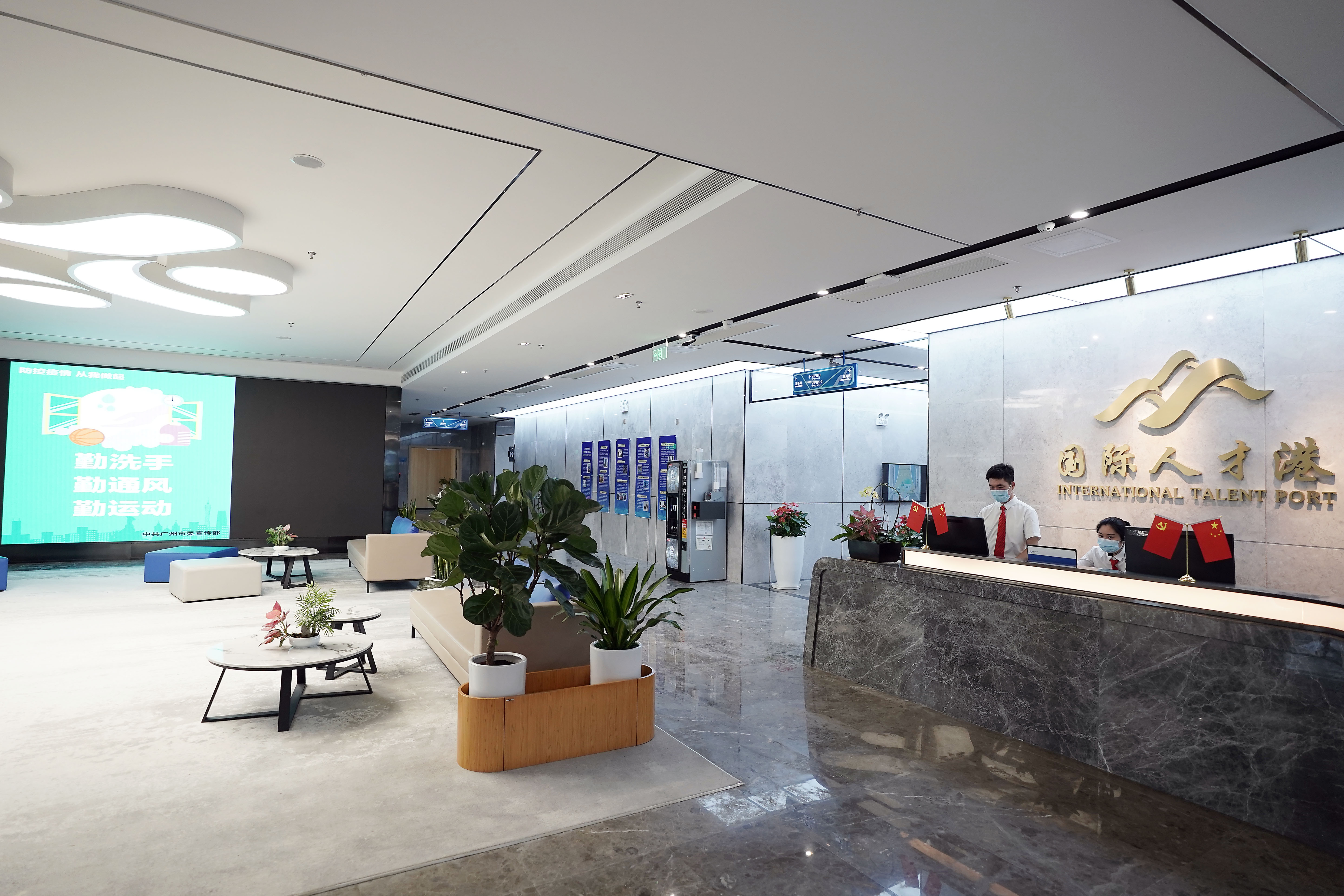 设立“大湾区国际人才一站式服务窗口”“大湾区（广东）国际人才驿站”.jpg