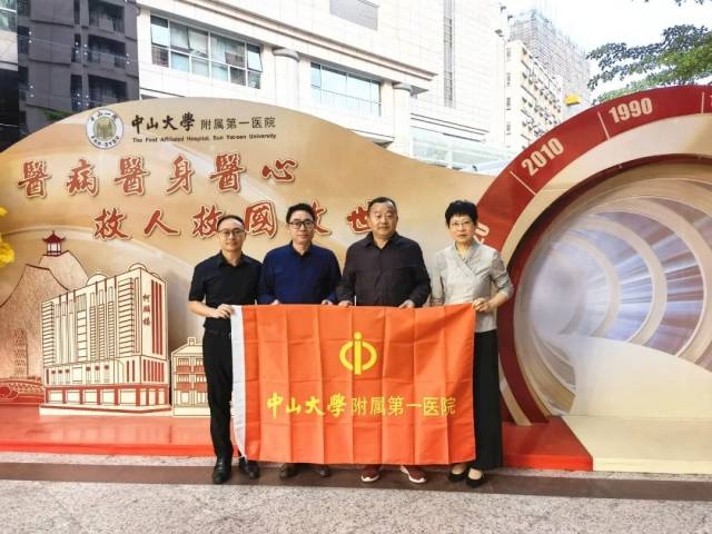 管向东（右二）赴上海支援