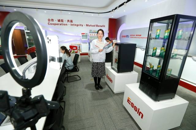 4月15日，在山东省青岛营上电器有限公司，营销人员通过广交会直播平台推介出口到海外市场的冰柜产品。新华社发