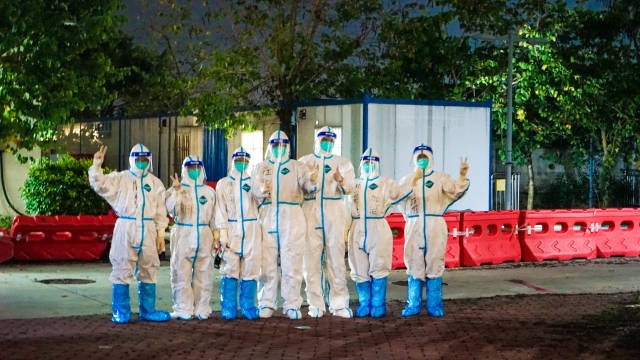 医务人员送完湛江首批本土新冠病毒感染者出院后合影留念。