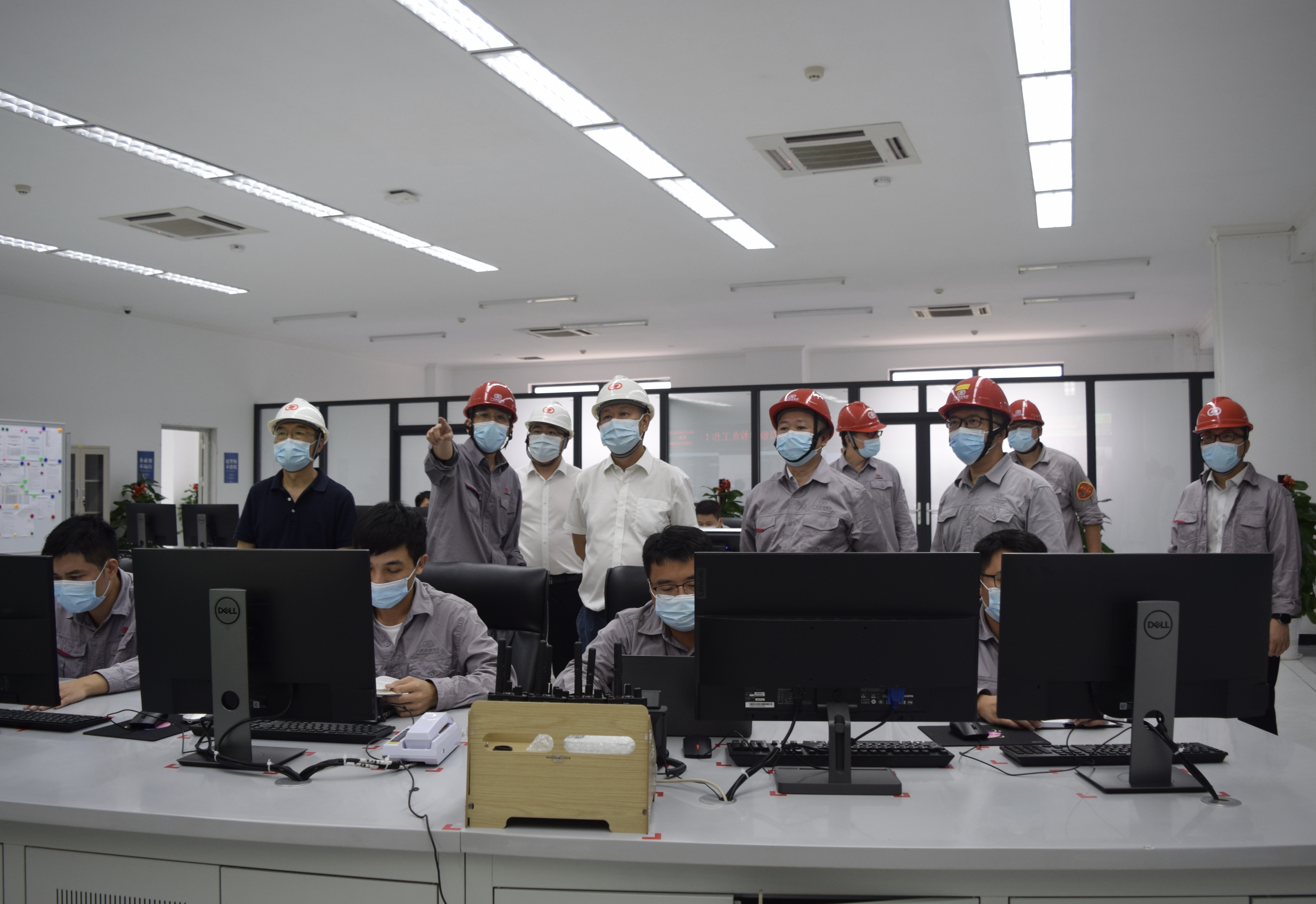 2021年8月3日，李灼贤在阳江海上风电公司集控室察看项目防疫和施工情况.jpg