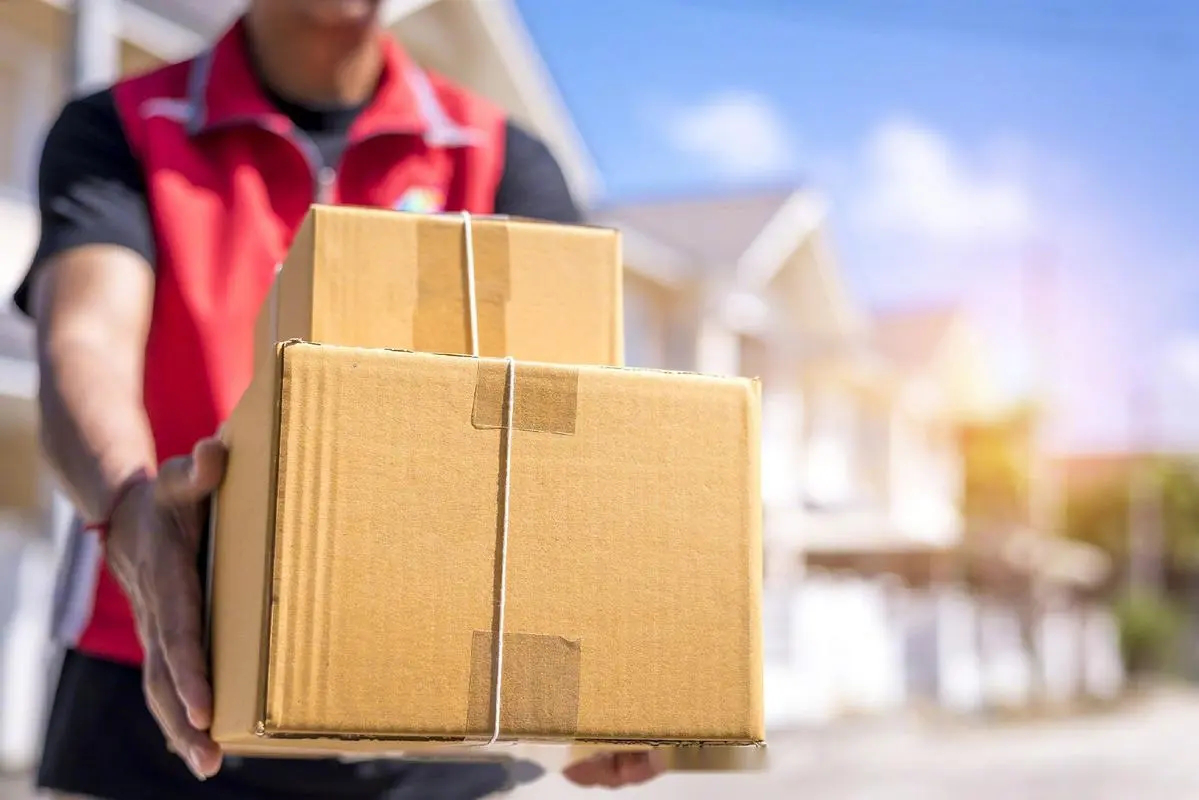 带货“新兵”，快递企业奔向直播间