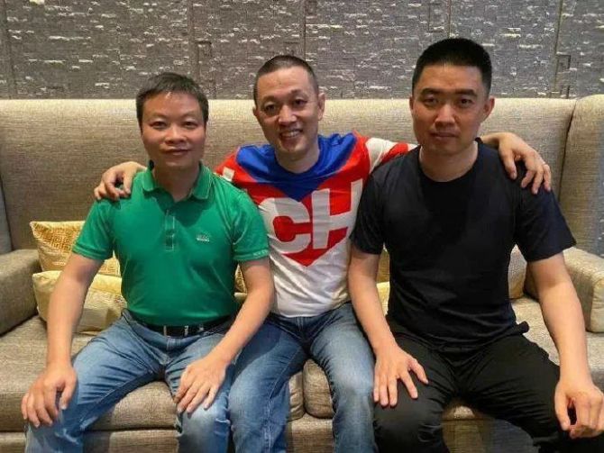 新知达人, 五屏、VR、投影，“蔚小理”在智能座舱上卷起来了