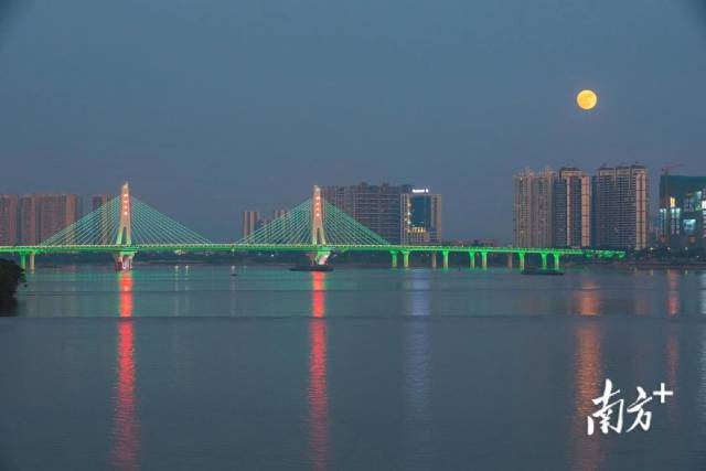 清远市清城区洲心大桥与圆月。南方拍客阿俊摄