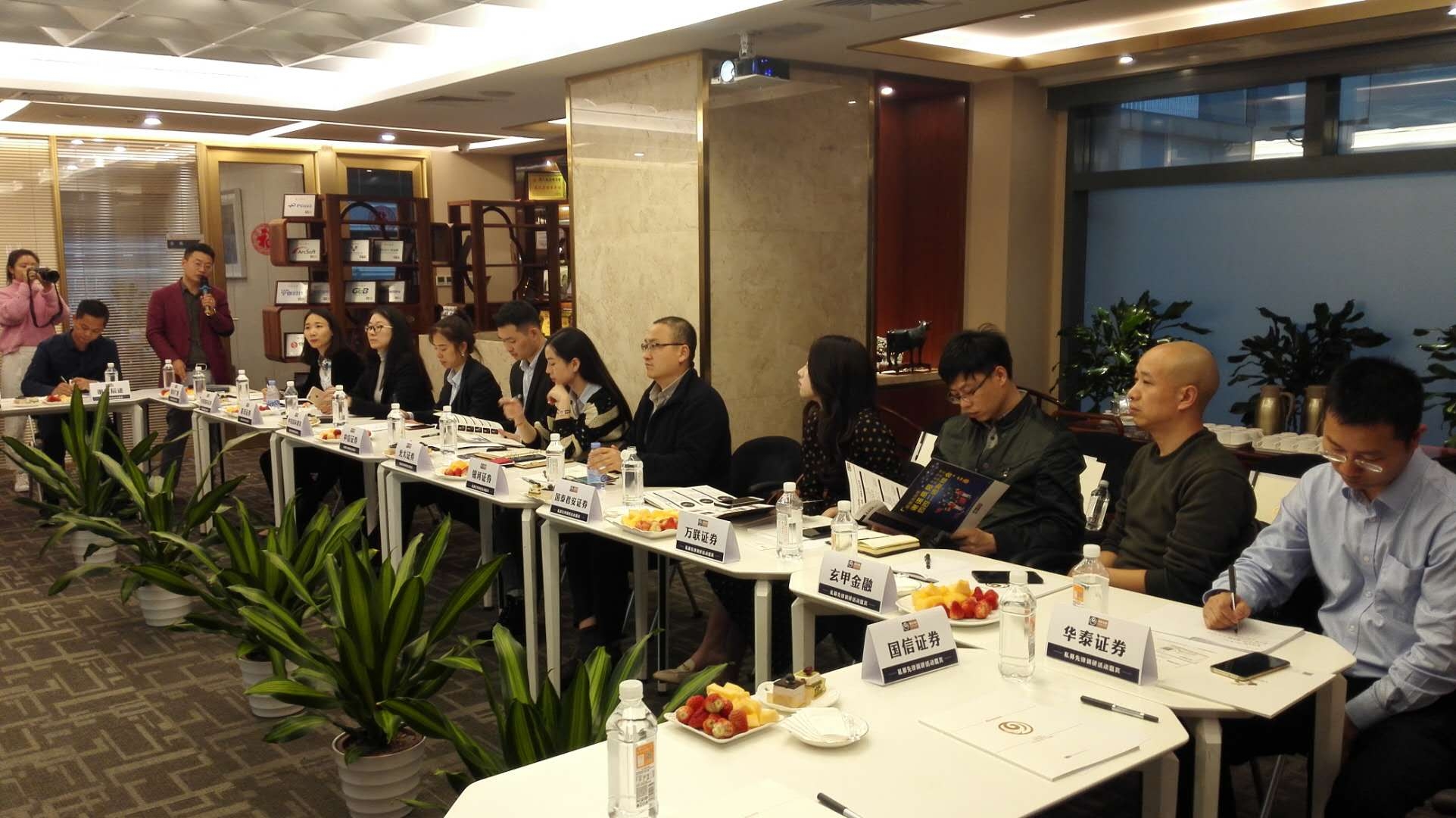 1658814885643086691.jpg 2016年度冠军谢诺金融总经理朱威向评审团介绍情况.jpg