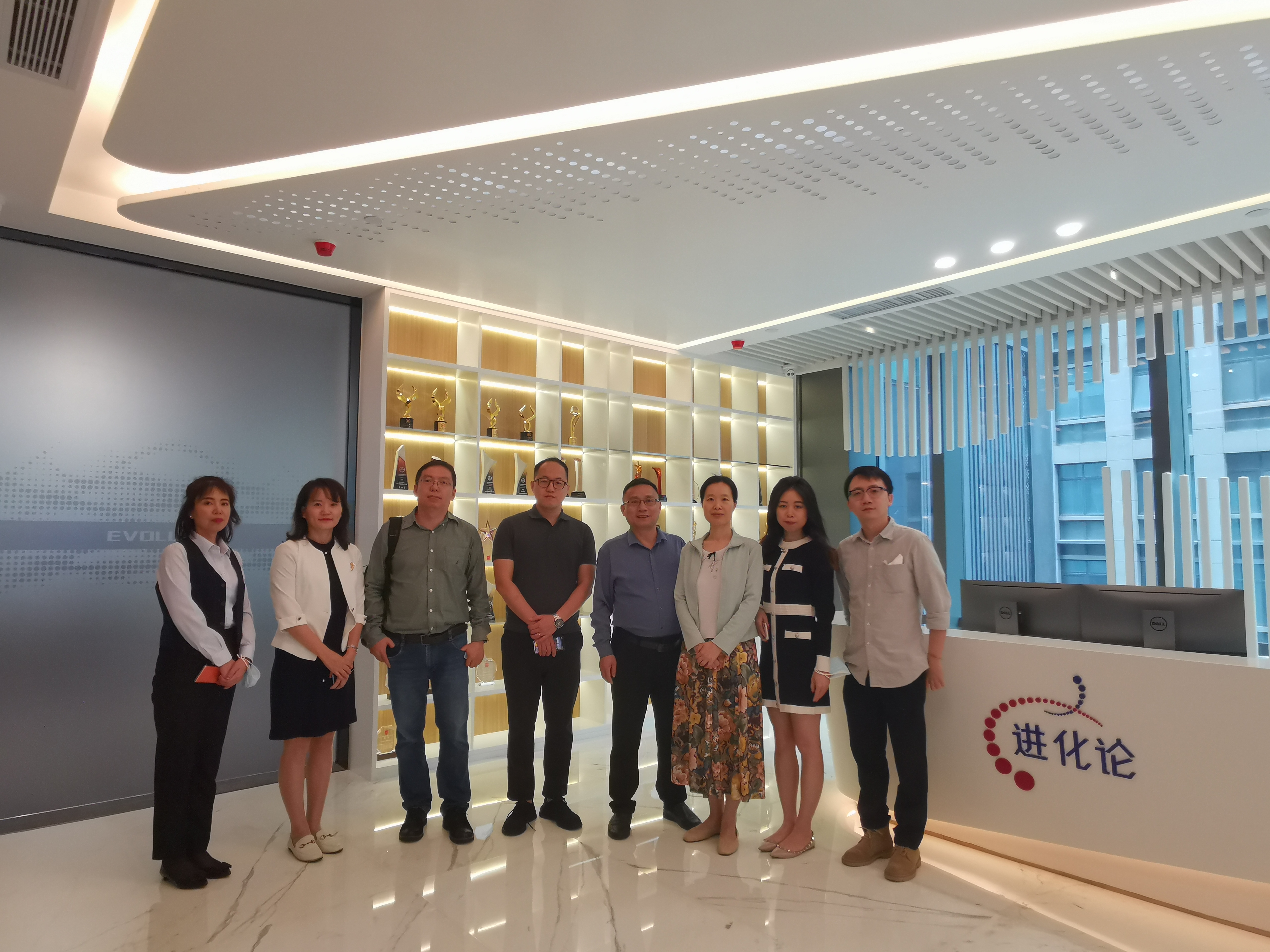 1658814985272025089.jpg 新-调研深圳进化论.jpg