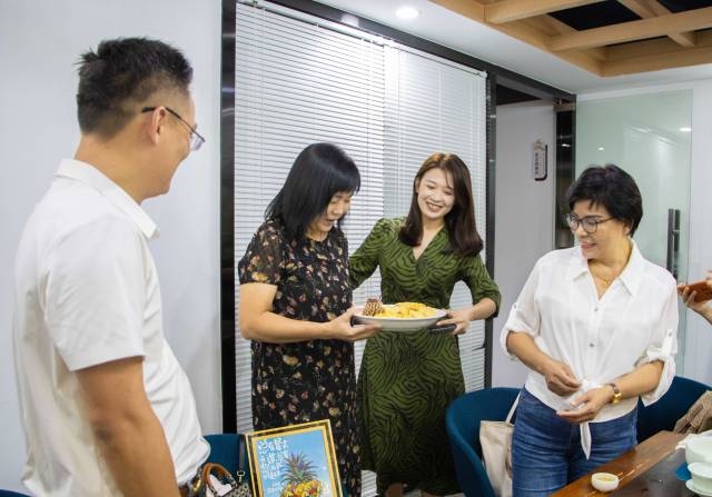 “菠萝妹妹”王小颖送上菠萝表示感谢。