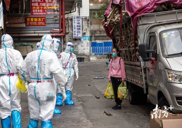 一名阳性患者自行下楼，想要离开，康鹭片区第十二网格广汽党员突击队队员们上前劝阻。