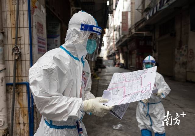 康鹭片区第十二网格广汽党员突击队队员刘洋走遍五十个楼栋，绘制出清晰明了地形图，指引网格员上门服务。