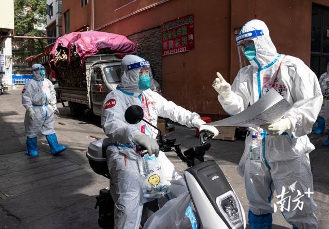 刘洋用绘制的地图指引同事运送物资。