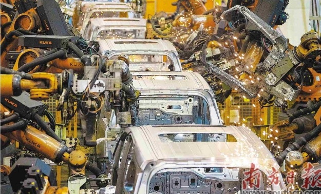 广东推进新型工业化,加快实现“制造业当家”。图为广汽传祺广州工厂第二生产线焊装车间。 南方日报记者 肖雄 摄 广东推进新型工业化,加快实现“制造业当家”。图为广汽传祺广州工厂第二生产线焊装车间。 南方日报记者 肖雄 摄