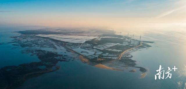 广东省湛江徐闻县灯楼角地处中国大陆最南端。 广东省湛江徐闻县灯楼角地处中国大陆最南端。