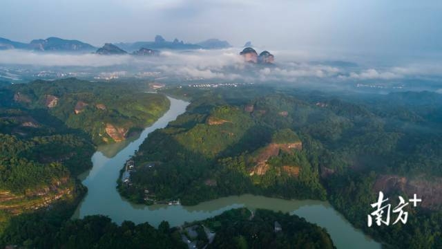 韶关丹霞山是丹霞地貌命名地,已入选《世界自然遗产名录》。 韶关丹霞山是丹霞地貌命名地,已入选《世界自然遗产名录》。