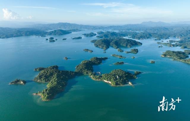 河源万绿湖是华南第一大湖,因四季皆绿得名。 河源万绿湖是华南第一大湖,因四季皆绿得名。