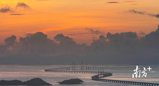 连接粤港澳三地的港珠澳大桥沐浴在晨曦之中。 连接粤港澳三地的港珠澳大桥沐浴在晨曦之中。