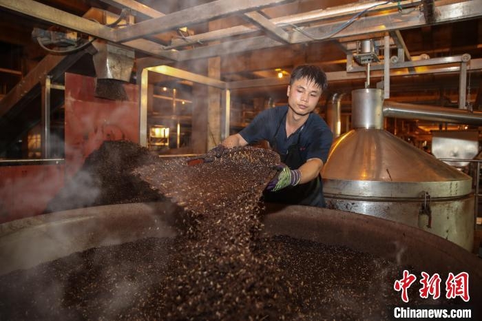 资料图：贵州酒企生产。　瞿宏伦 摄