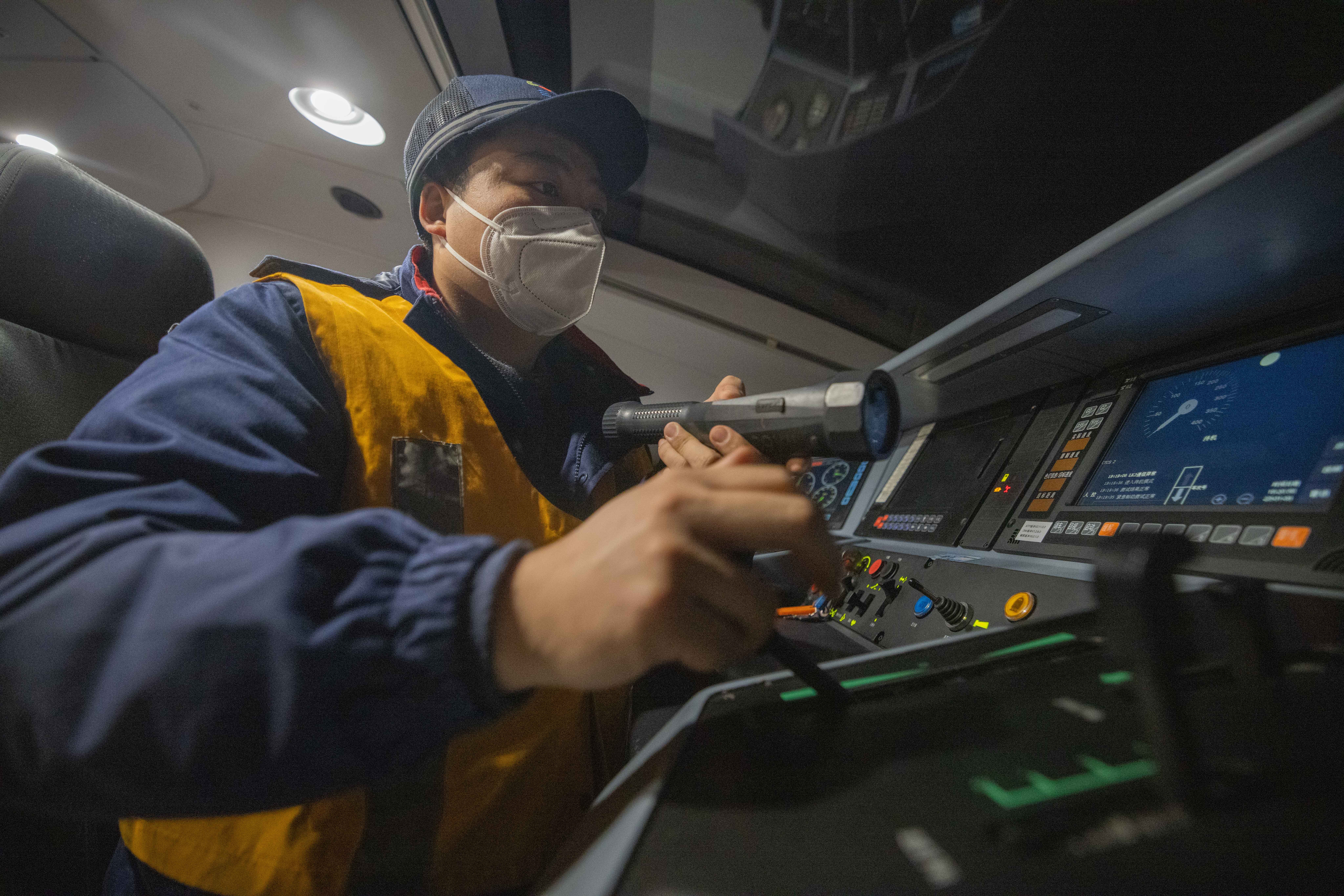 工作中的潘鹏杰(董逸鸣/图)