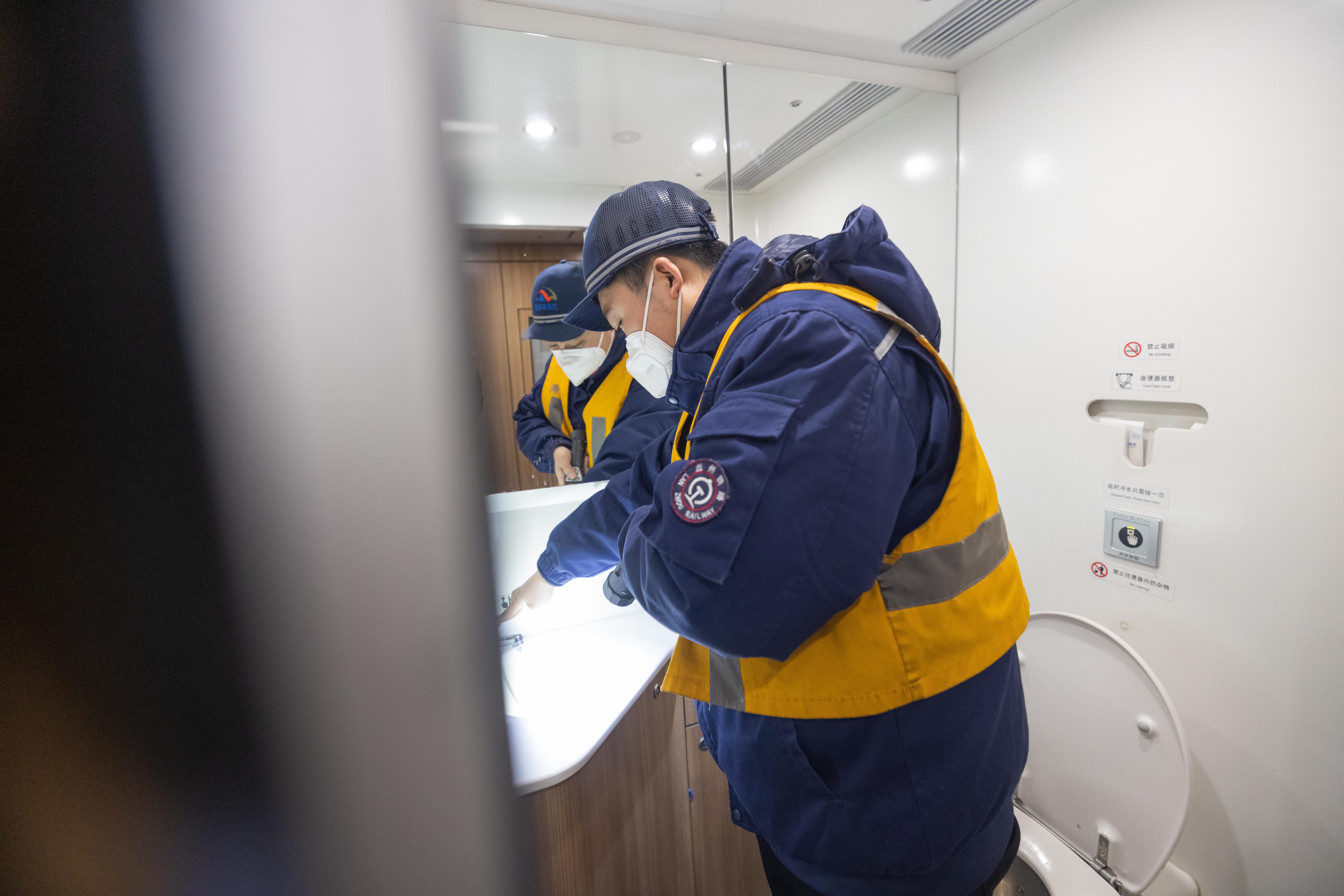 一遍又一遍重复检查(董逸鸣/图)