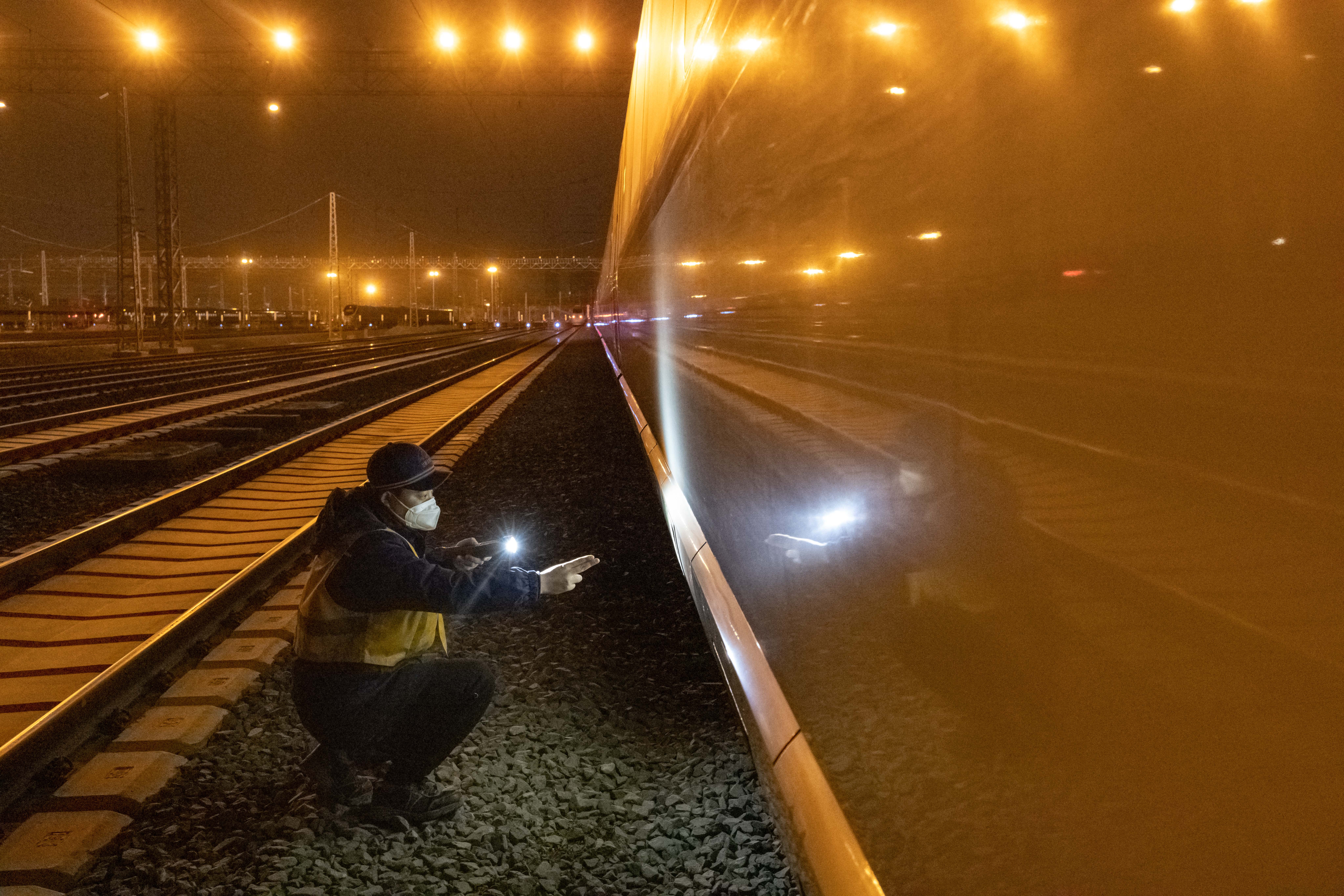 检查动车外部(董逸鸣/图)