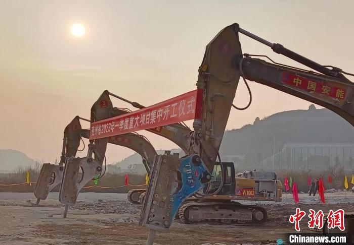 图为开工仪式现场。　黄明辉 摄