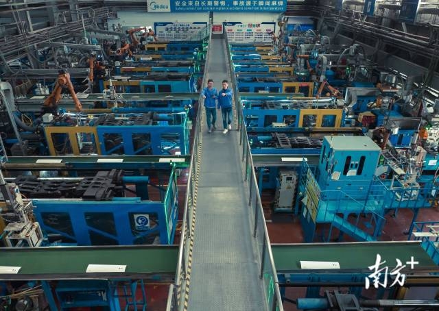 广州市南沙区，美的“灯塔工厂”车间内，技术人员正在巡视自动化生产设备。