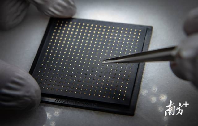 广东爱晟电子科技有限公司，技术人员对生产的金电极NTC热敏芯片进行检查。