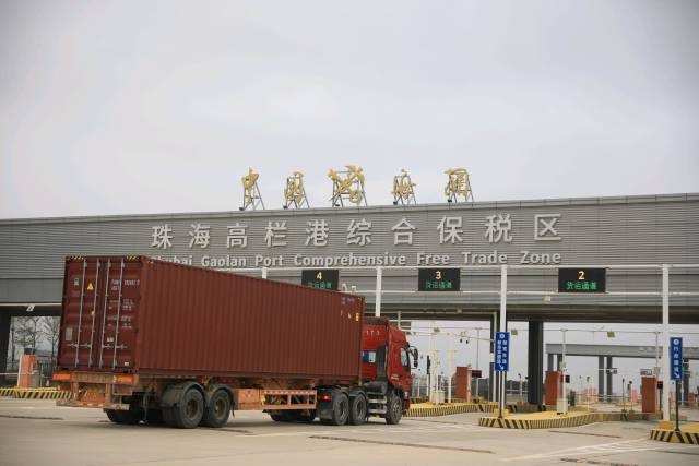 珠海高栏港综合保税区位于金湾区西南端，靠近机场、港口“双港”枢纽，并可快速融入大湾区1小时经济圈。  南方+ 关铭荣 拍摄