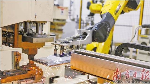 广东加快建设以实体经济为支撑的现代化产业体系。图为格兰仕生产车间。南方日报记者金镝摄
