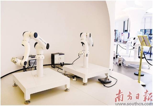 海创大族机器人智造城展示的协作机器人。南方日报记者肖雄摄