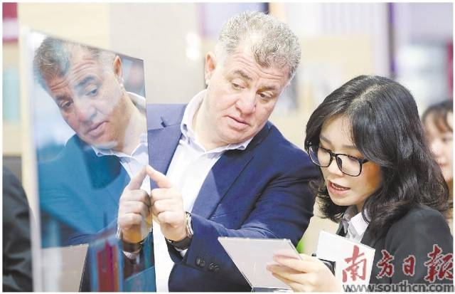来自境外的采购商了解中国制造家电产品。南方日报记者石磊摄 来自境外的采购商了解中国制造家电产品。南方日报记者石磊摄