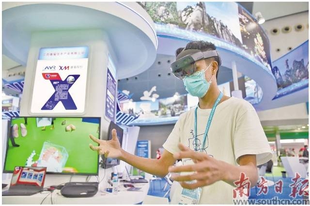 中博会展馆内,观众体验VR医外科手术系统。南方日报记者石磊摄 中博会展馆内,观众体验VR医外科手术系统。南方日报记者石磊摄