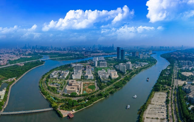 在广州生物岛上，数百家生物医药企业集聚，数十家研究院所落地，广州实验室等科研平台汇聚起一批顶尖人才。南方日报记者张冠军摄