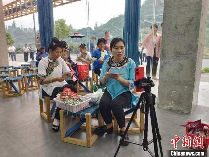 图为榕江县新媒体主播正在直播。　谢高攀 摄