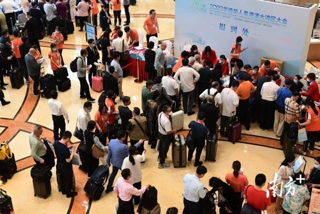  5月16日，参加2023华侨华人粤港澳大湾区大会的海内外侨界精英、嘉宾代表陆续抵达住地报到。 南方+记者 肖雄 王俊涛 摄