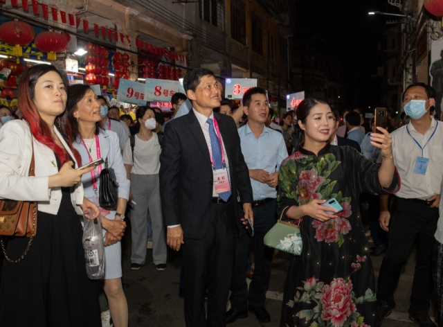 5月16日晚，参加2023华侨华人粤港澳大湾区大会的海外华侨华人代表夜游江门，品味侨都美丽夜景。 南方+记者 肖雄 王俊涛 摄