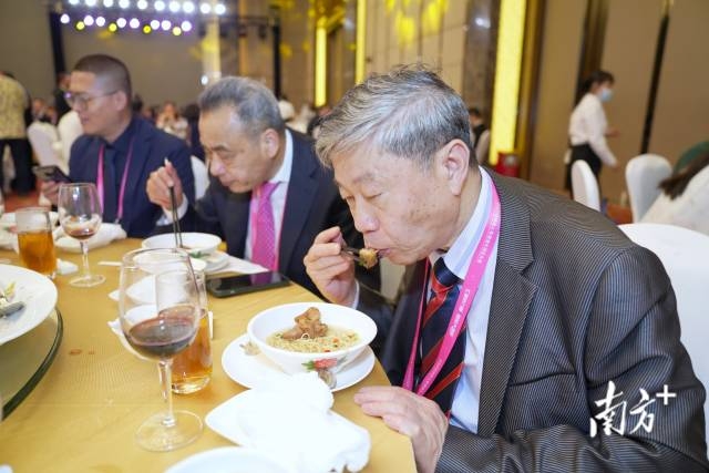吃到了心心念念的猪脚面。  杨兴乐 摄